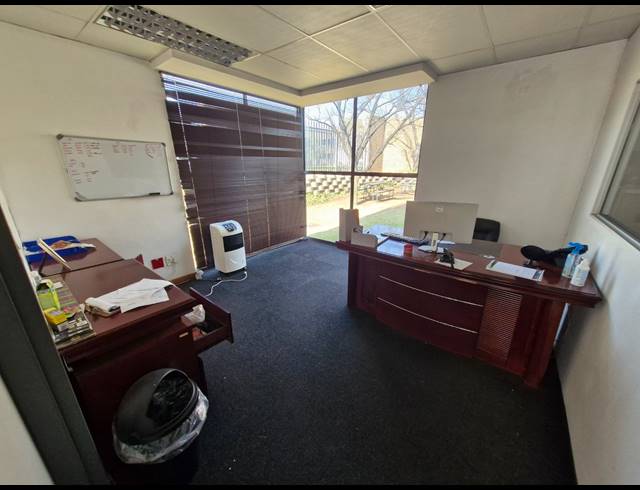 939M² WAREHOUSE TO LET IN JET PARK